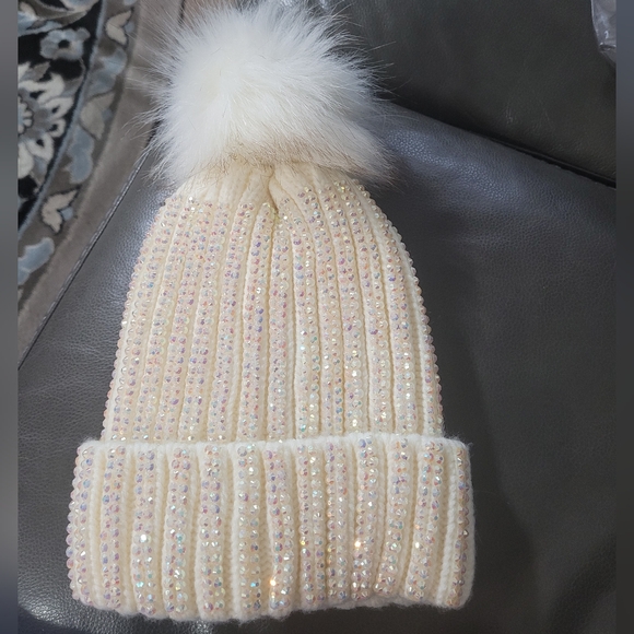 NWOT Woman Rhinestone Knit Beanie Embellished Off White Faux Fur Pompom - Picture 7 of 10